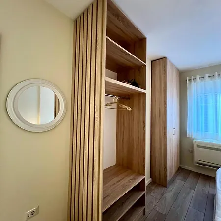Spacious - 1 Minute Walking From Center Apartment
