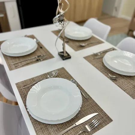 Spacious - 1 Minute Walking From Center Apartment