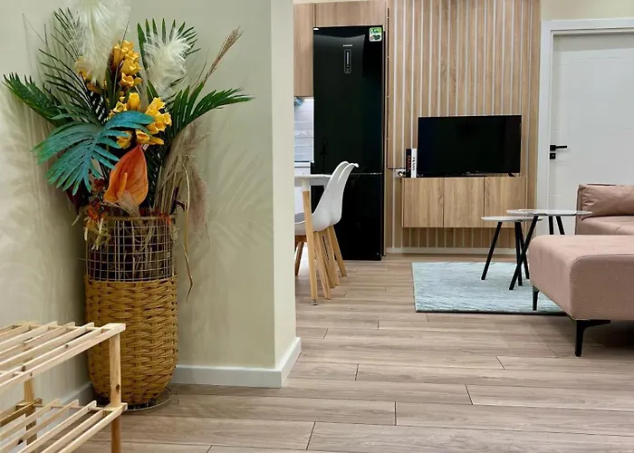 Apartament Spacious - 1 Minute Walking From Center Tirana