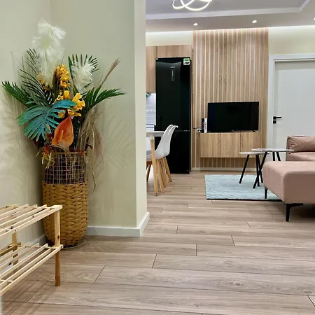 Διαμέρισμα Spacious - 1 Minute Walking From Center Τίρανα