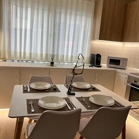 Διαμέρισμα Spacious - 1 Minute Walking From Center Τίρανα