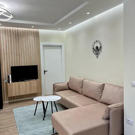 Spacious - 1 Minute Walking From Center * Τίρανα