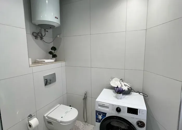 Spacious - 1 Minute Walking From Center Τίρανα